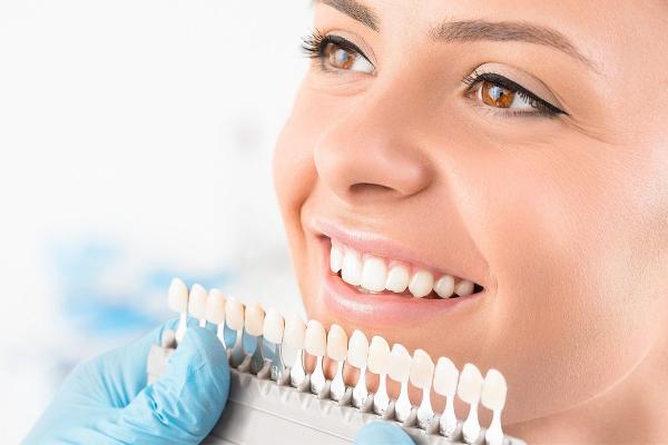 Профессиональное отбеливание зубов у стоматолога: преимущества и недостатки